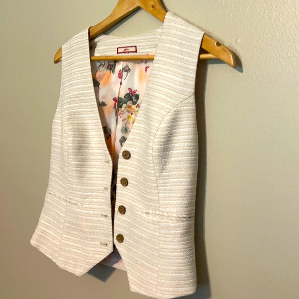 Beautiful tweed vest, light tan and white, slight shimmer, tailored to US 6